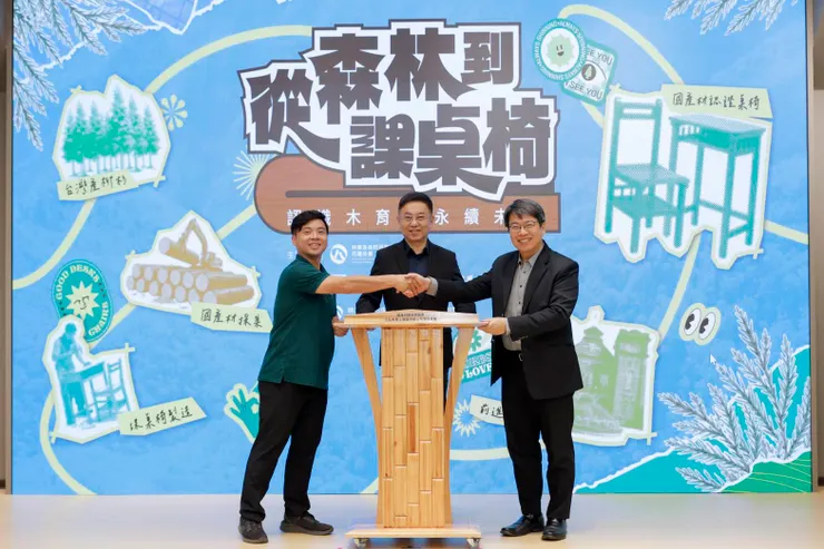 三弘木業有限公司（左一）為製作本批國產木材課桌椅、司儀台的廠商。