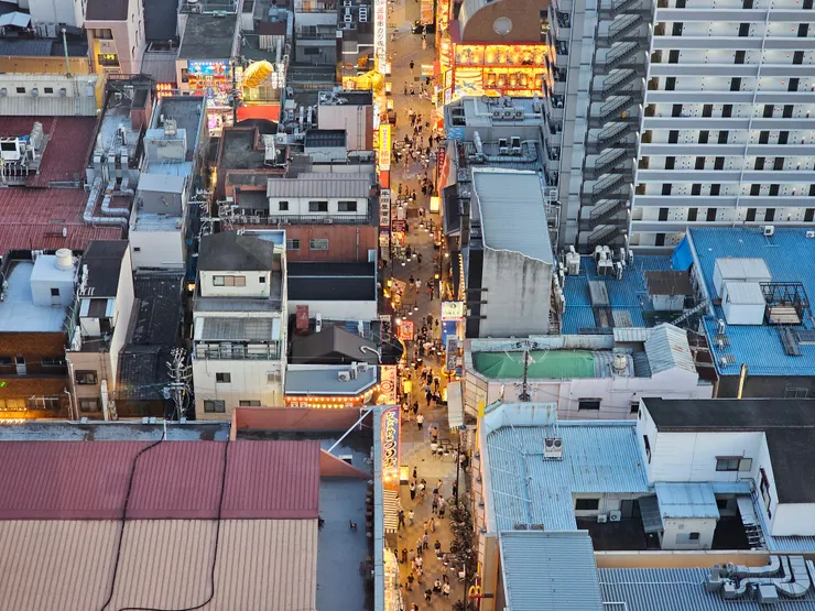 剛剛身處其中的街道,都變小小一條