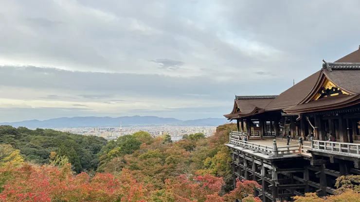 沒有人群的大舞台和城市景觀