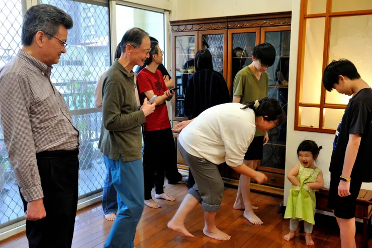 【供佛祭祖拜天公老媽漸退居二線！除夕拜佛祭祖前在神明廳，眾人逗萬萬玩。】