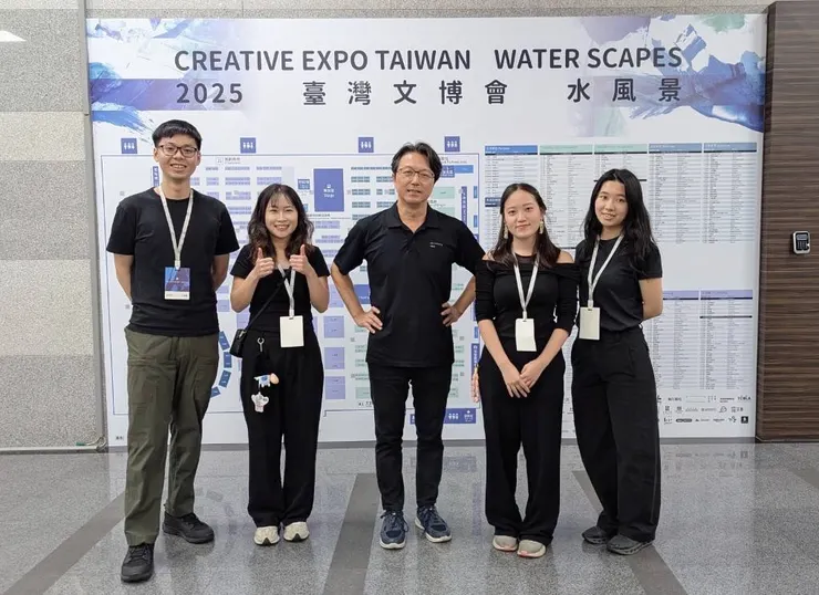 閉幕後，洪組長Patrick與實習生們合照。