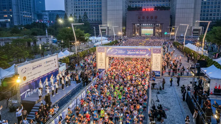 2025臺北馬拉松起跑空拍畫面