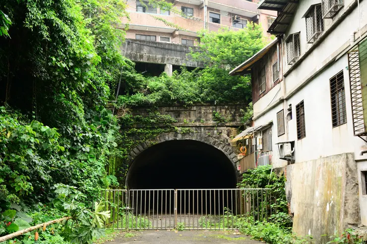 牛稠港隧道南口緊鄰山壁與房屋，位置十分隱密