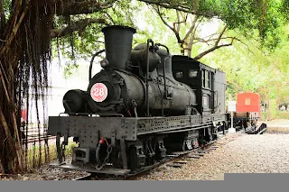 28號蒸汽機車展示於轉車盤旁邊