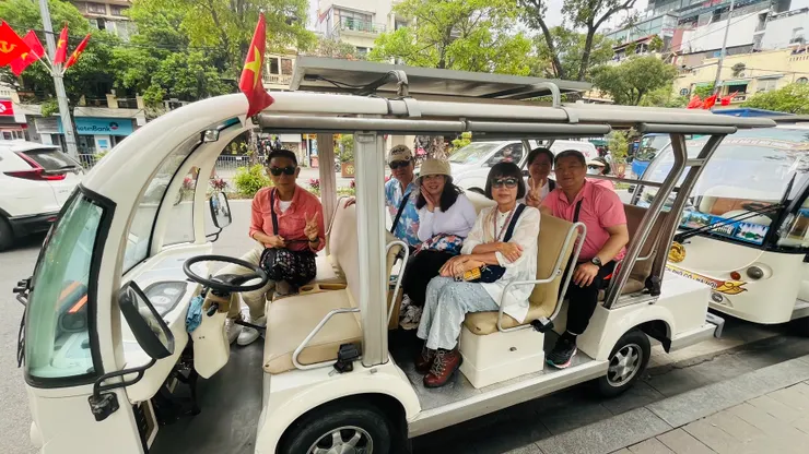 搭電瓶車遊36古街