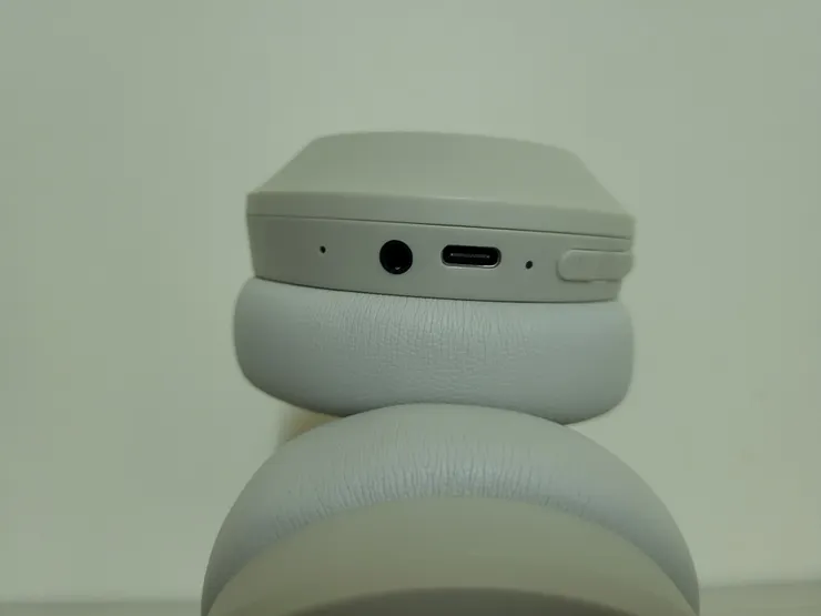 Type-c的充電方式,旁邊的圓點孔洞可以接有線模式