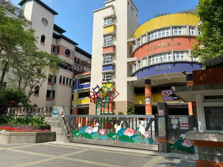 ▲蘆洲國小是已故歌手鄧麗君的母校。校內特闢鄧麗君專區，陳列她的唱片、照片與相關文章等資料，須事先預約方能參觀。 