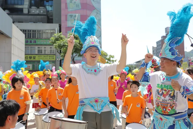 市長謝國樑擊鼓，宣布海洋老鷹嘉年華活動正式啟動