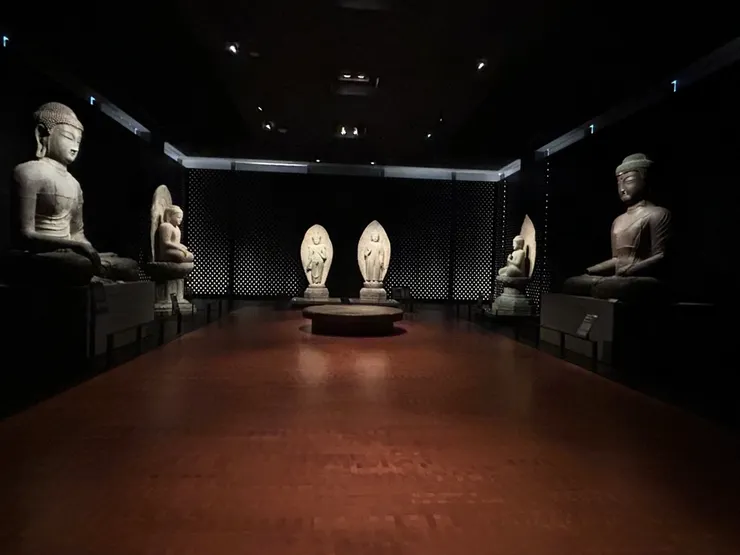 透過空間感展示佛像的威嚴與靈境感