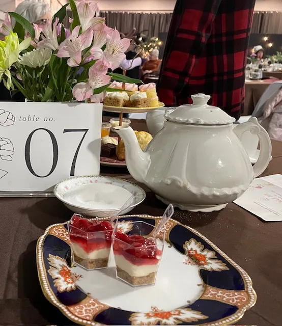 今年跟一班母親們享受英式下午茶時光。
