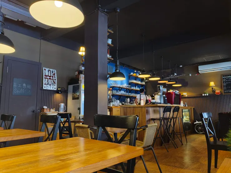 雨聲咖啡已開業十年，是景美在地人的生活日常一部分