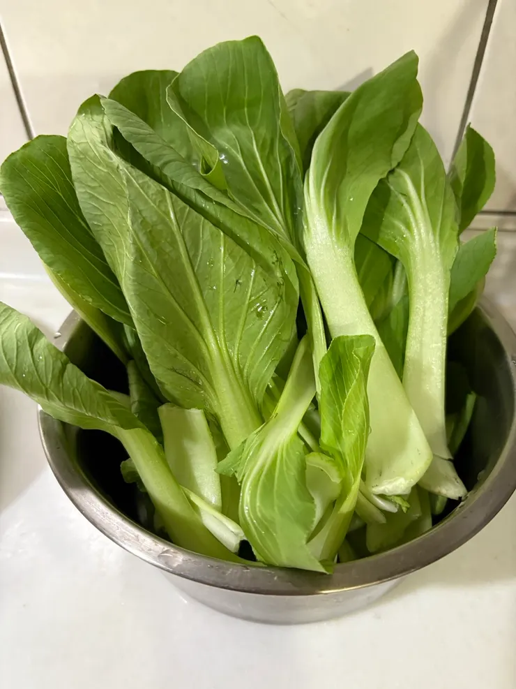青江菜，洗乾淨就好，燙熟。這也是女兒負責。
