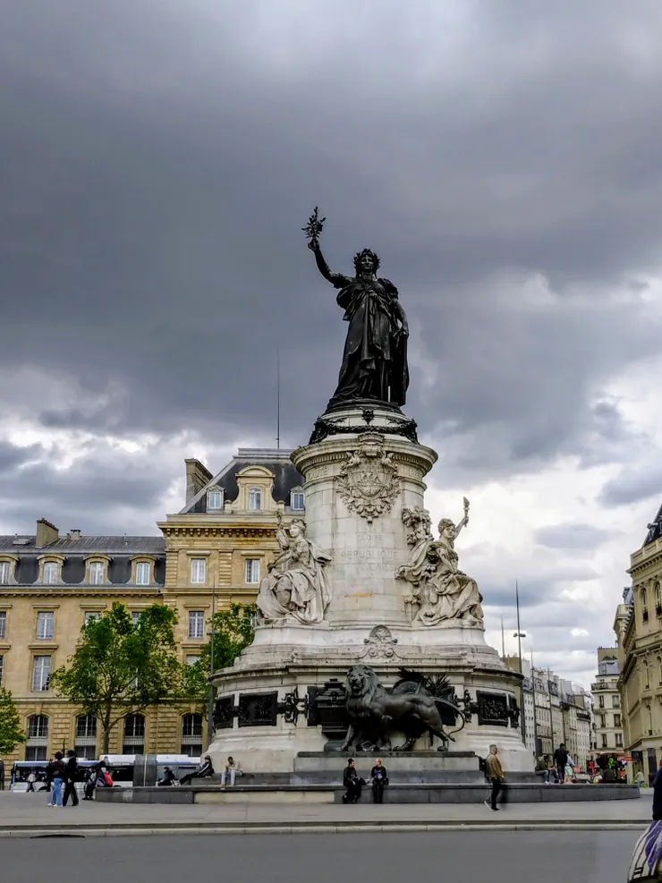 共和紀念碑。由Léopold Moricet創作,1883年在共和廣場落成