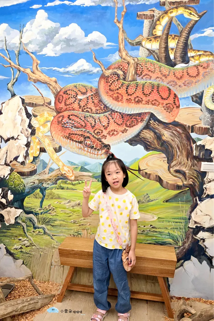 體驗區有一幅大大的蛇壁畫