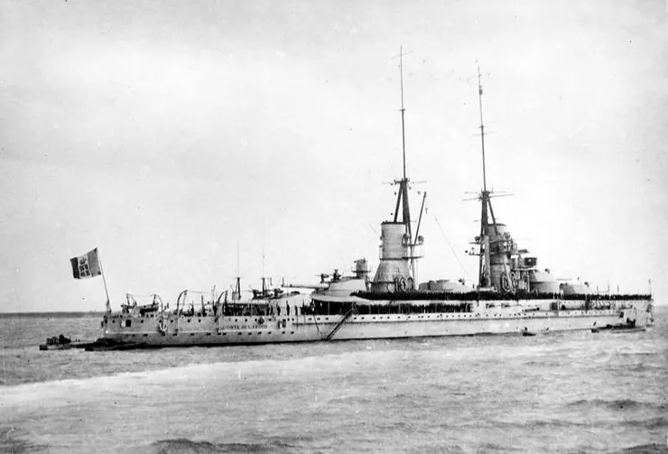塔蘭托附近的加富爾伯爵號，拍攝於1919年