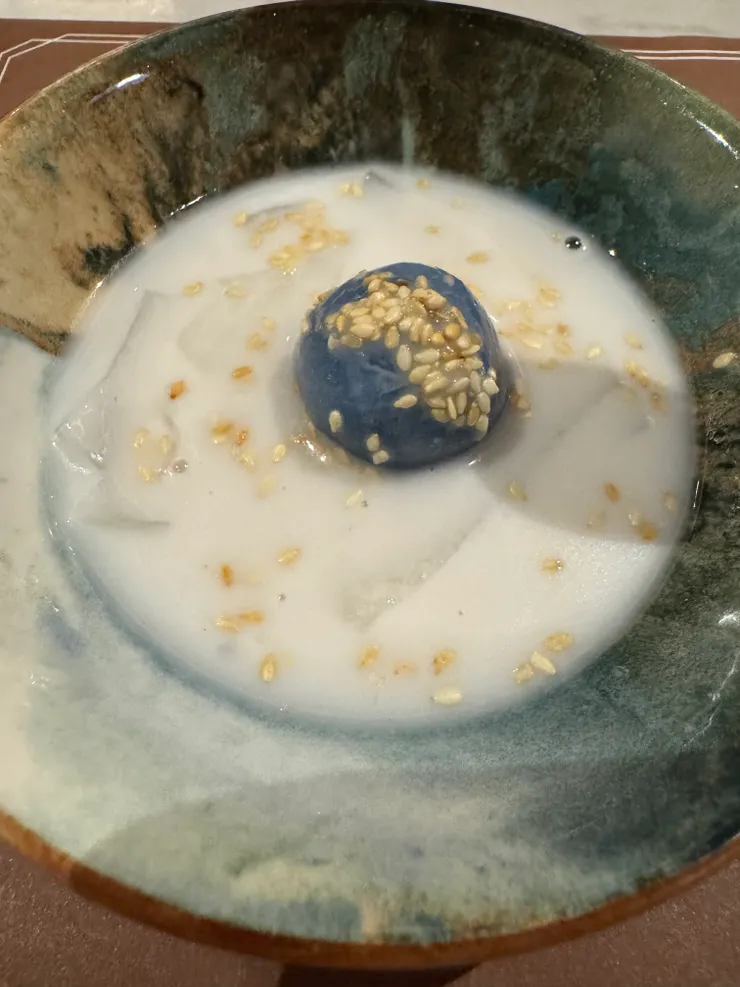 這晚泰式傳統湯圓是熱的,白色的湯是鹹甜椰奶,湯圓外皮應該是蝶豆花,湯圓內餡也是鹹甜的豆餡,我覺很好吃,吃了兩碗。