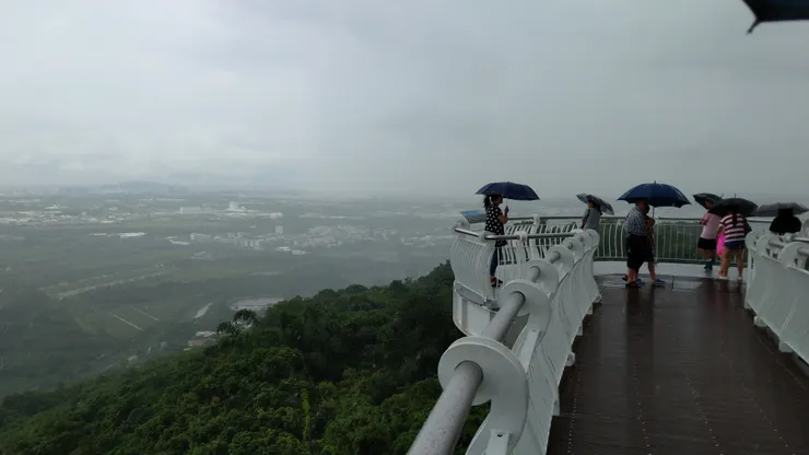 風大雨大沒在怕的 , 只是要小心不要滑倒!!