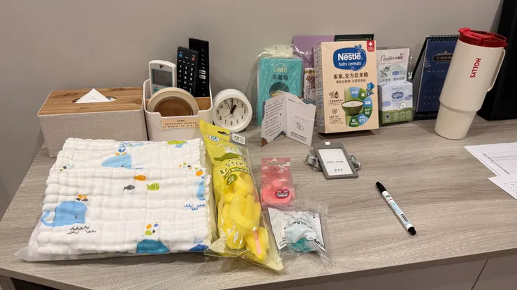 入住送的一些精美禮物和試用品（保溫杯是我自己的）