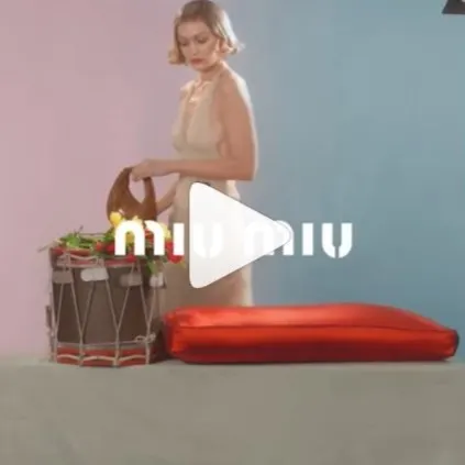 Miu Miu 在以 Wander 包為主題的新宣傳片中慶祝其標誌性馬特拉塞圖案，該宣傳片由 Steven Meisel 與 Gigi Hadid 共同拍攝，靈感源自英國先鋒攝影師 Yevonde 的風格化作品。