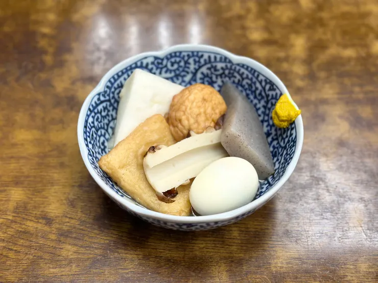 其後被菜單上的關東煮吸引，在對面的用餐區品嚐關東煮，大滿足！