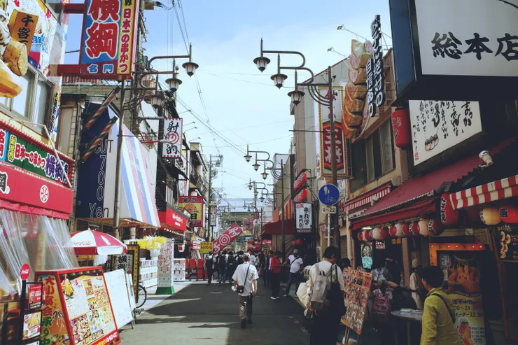 以每天都熱鬧為意象而取名的『新世界』，處處可見串炸店。