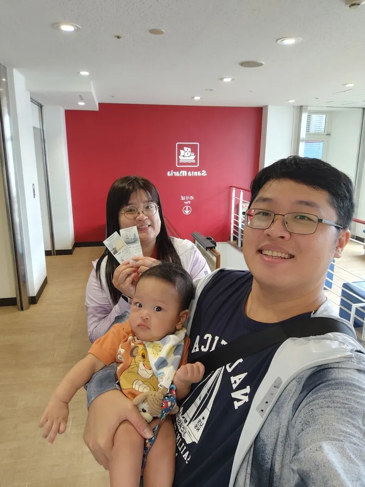 換到船票的一家人，準備下樓梯至港口😆