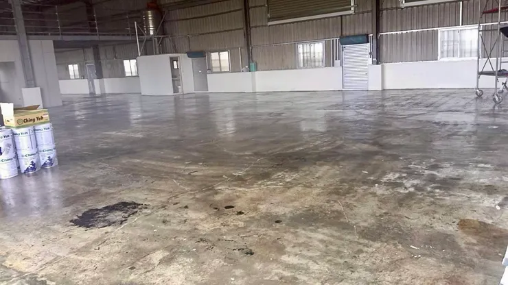 面漆採用專業噴塗設備配合手動滾筒，確保漆面平整如鏡。