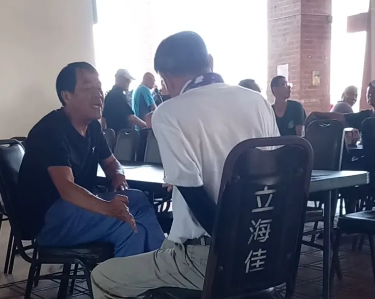 漁港餐廳裡，喊拳喝酒的人