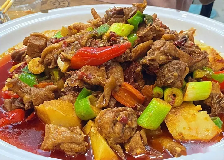 大盤雞 先炒雞塊再加馬鈴薯、辣椒與醬料燉煮，我個人覺得雞肉偏硬偏柴，又因為太大盤，常常剩下很多