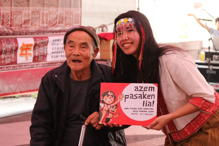 圖 (右 )為全麥麵 (翁勤雯 )，圖 (左 )為噶哈巫耆老潘德興 （攝影者：郭芳慈）