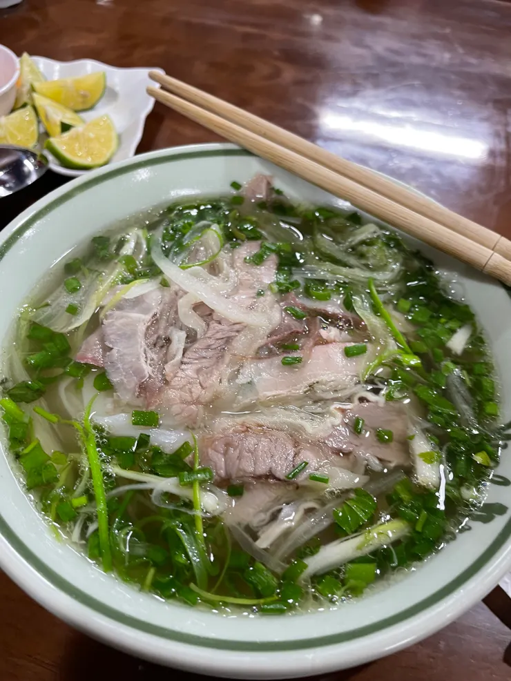 Phở Lý Quốc Sư 25 phủ doãn 的牛肉河粉