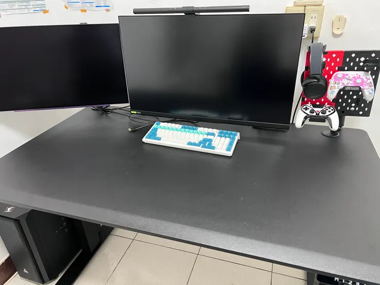 完成，擺上我的電腦螢幕和洞洞板