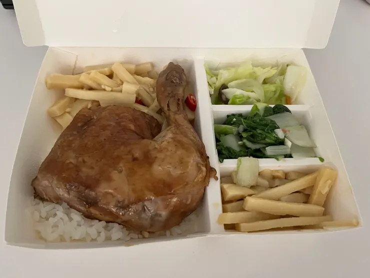 跟老闆娘說喜歡竹筍得到一堆竹筍，吃得很開心，油油肥肥的雞腿也好好吃喔❤️