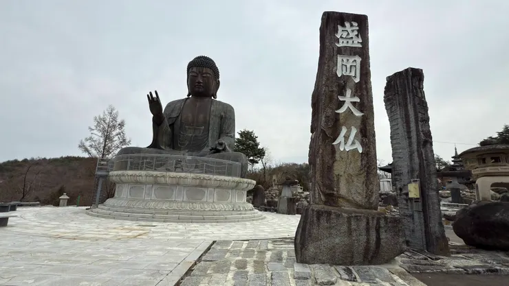 盛岡大佛位於靈園內