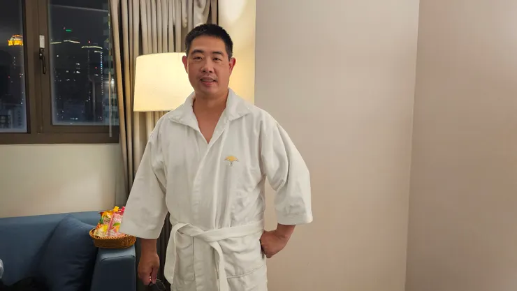 這是高雄福容大飯店的浴袍!浴袍上有一個福容大飯店大大的雨傘logo!