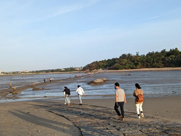 趁著海水還沒回來,要趕緊回去了