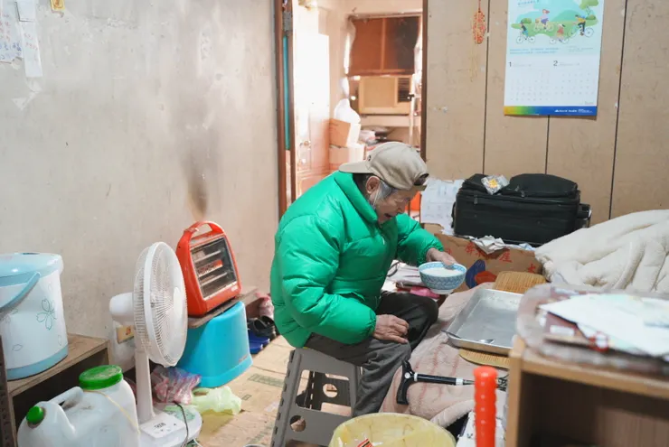 洪老先生吃早餐。