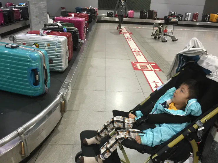 帶子祐自由行，我都會帶著他一起在行李轉盤等待，跟他聊天分享。
