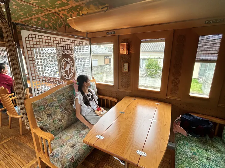 坐在包廂席看窗外好愜意