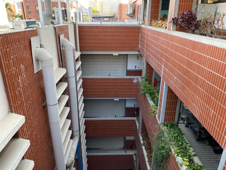 新舊建物之間有一個天井