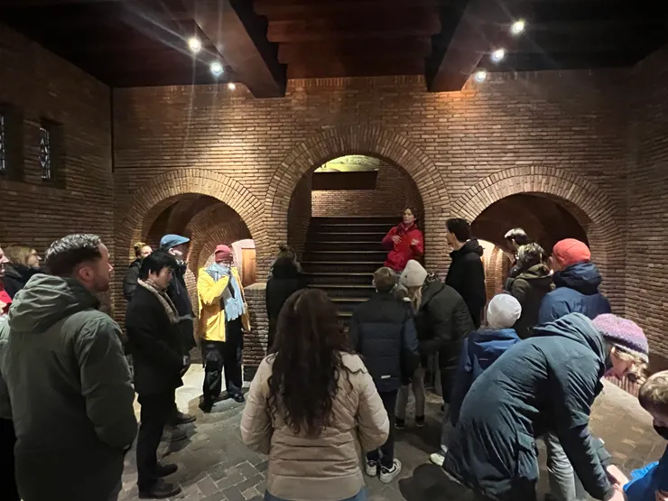 剛下飛機不久就登塔