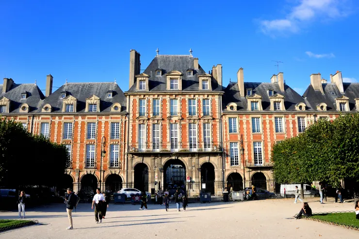 【孚日廣場四周建築對稱雨果曾居！從廣場的中央花園拍外圍建築。】