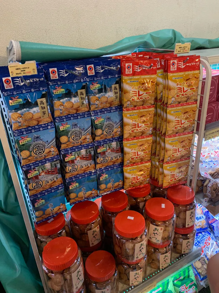 有名的高知家餅乾，甜甜脆脆(非常脆)的牛奶餅乾，可以吃吃看。