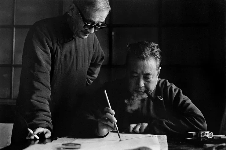 圖左立者為莊嚴，右為國學大師臺靜農，兩人為翰墨知交。照片拍攝地點為臺先生溫州街18巷6號日式宿舍（圖片來源：中央社、攝影：莊靈）