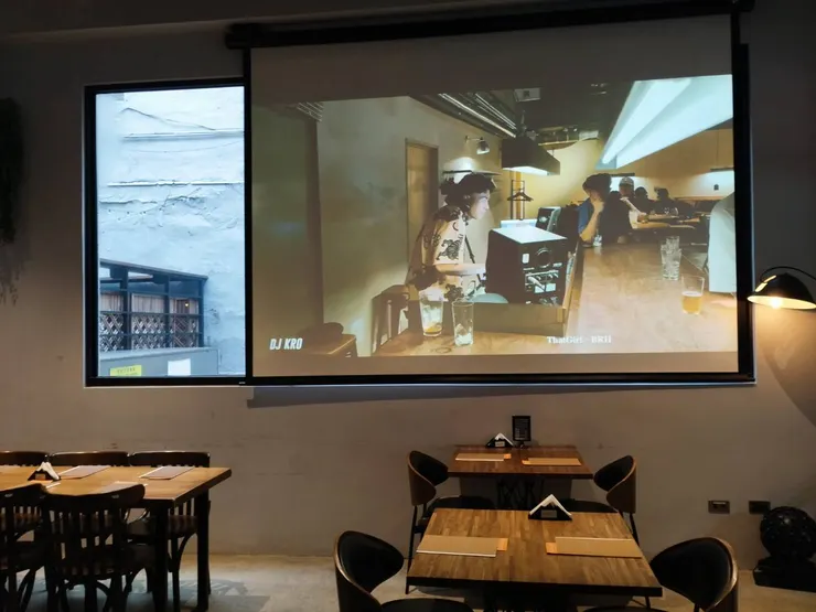 一樓更提供投影幕，F1有比賽都會轉播，此外也是與好友一起收看棒球等各種體育賽事的好選擇！