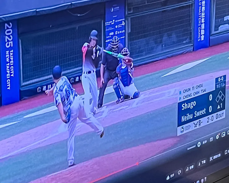 不是鬧著玩的中年棒球隊。36歲，還能全力傳球、跑壘、揮棒，甚至登上壯世運的國際舞台。他們不是職業選手，但那份專注與殺氣，足以讓人愛上。圖片翻拍自2025雙北世界壯年運動會轉播。