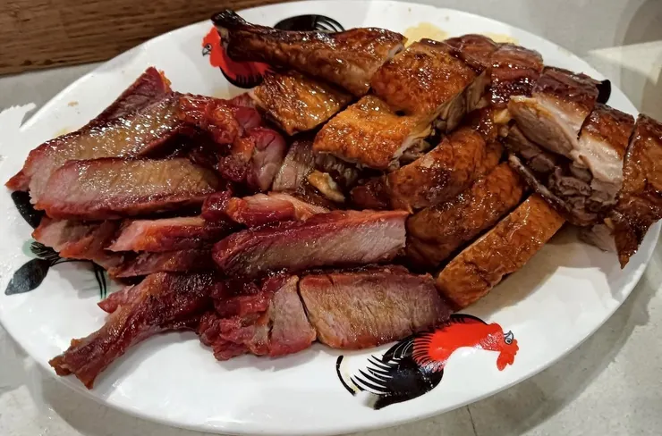 不夜天的燒臘可說是一絕，尤其推薦店內的燒鴨與叉燒。（圖源／作者提供）