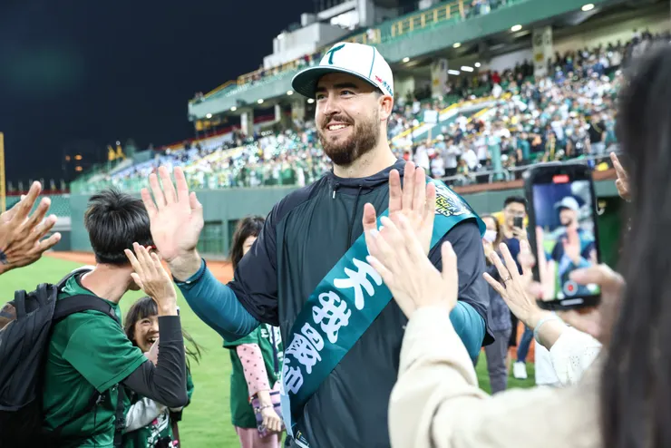 心情好的艾速特真的很強。（翻攝自台鋼雄鷹臉書）