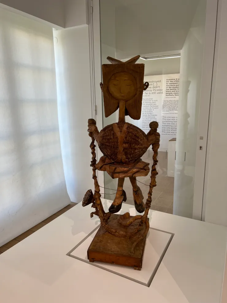 「Petite fille sautant à la corde/Little girl jumping rope/小女孩跳繩」。畢卡索的這個雕刻很有趣，跳繩剛好打到地上，小女孩的身體就騰空了，道具有一個藤籃（身體的部位）、鞋子、蛋糕罐（我猜是頭的部位），小女孩的身體也都變形了，有畢卡索抽象的味道。