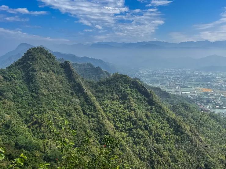 站在金字圓山上的風景